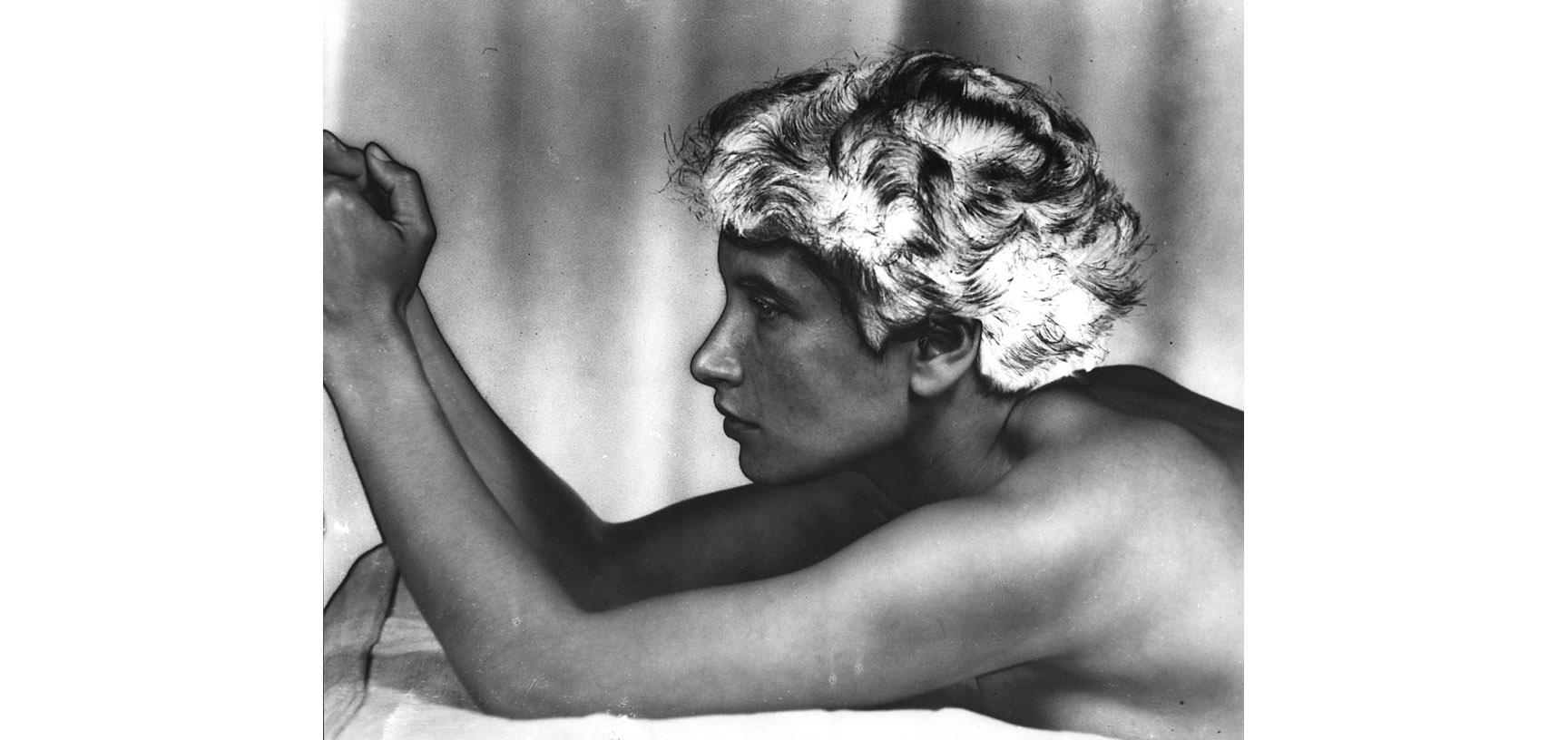 Photograph of the head and torso of Eleanor Singer in profile